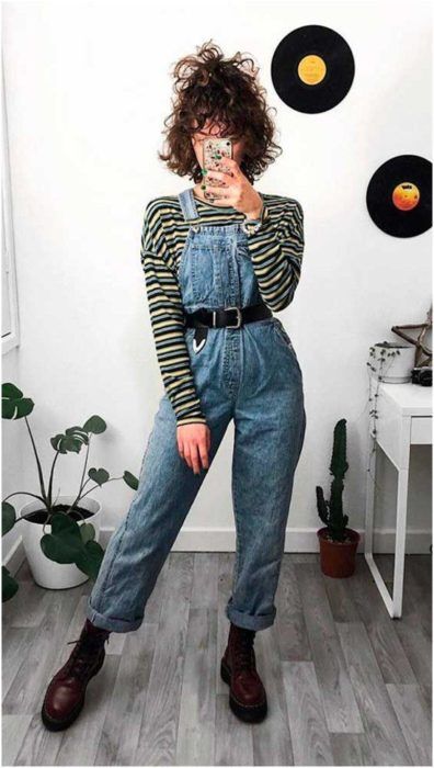 Look 80s, Overalls Outfit, Jeans Overall, Salopette Jeans, Look Retro, Rock Punk, Stil Inspiration, Short Hairstyle, Ținută Casual