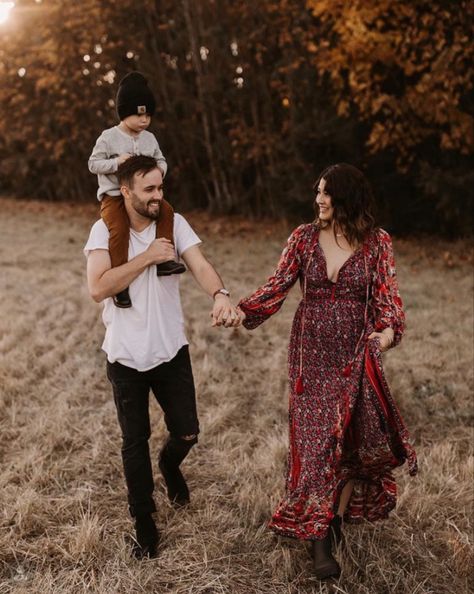 Red Family Photo Outfits, Georgia Dress, Family Portrait Poses, Fall Family Pictures, Family Picture Outfits, Kids Wardrobe, Family Photo Outfits, Picture Outfits, Fall Family