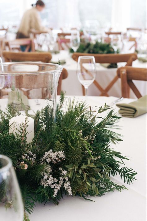 Evergreen And White Wedding, Winter Foliage Arrangements, Flower Fillers, Floristry Techniques, Natural Wedding Flowers, Christmas Wedding Inspiration, Foliage Arrangements, Winter Wedding Table, Floristry Design