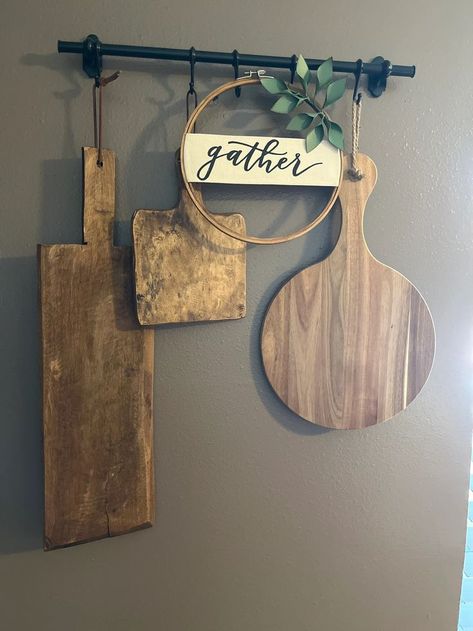 Charcuterie Board Wall Decor, Kitchen Paddle Board Decor, Rustic Wooden Wall Decor, Art Work For Kitchen Walls, Rustic Kitchen Design Farmhouse Style, Charcuterie Board Wall Display, Kitchen Wall Decor Ideas Farmhouse Style, Bread Boards Decor Ideas, Blank Wall In Kitchen