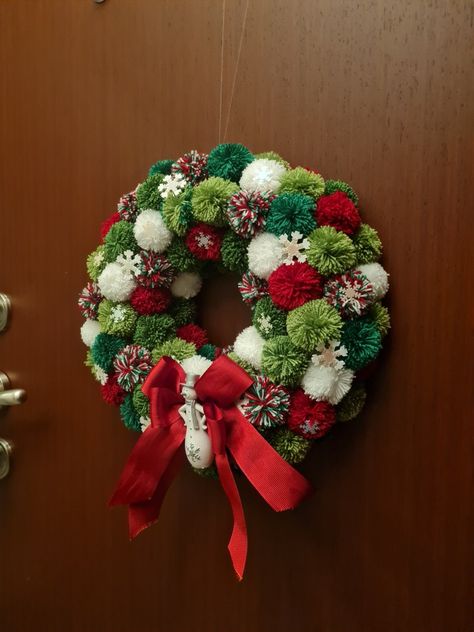 Pompom Christmas Wreath, Portal Christmas Tree, Christmas Pom Pom Wreath, Christmas Table Decorations Diy, Christmas Door Hangings, Christmas Pom Pom, Crochet Christmas Ornaments Free, Pom Wreath, Christmas Door Decoration