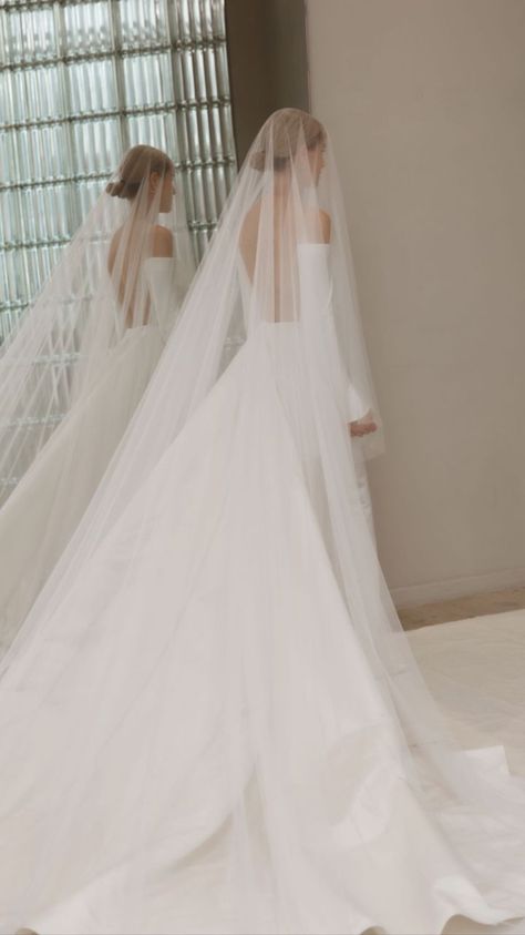 Long Simple Veil, Long Wedding Veils Over Face, Bride Veil Long, Structured Wedding Dress, Satin Ballgown Wedding Dresses, Plain Veil, Wedding Korean, Simple Wedding Veil, Simple Veil