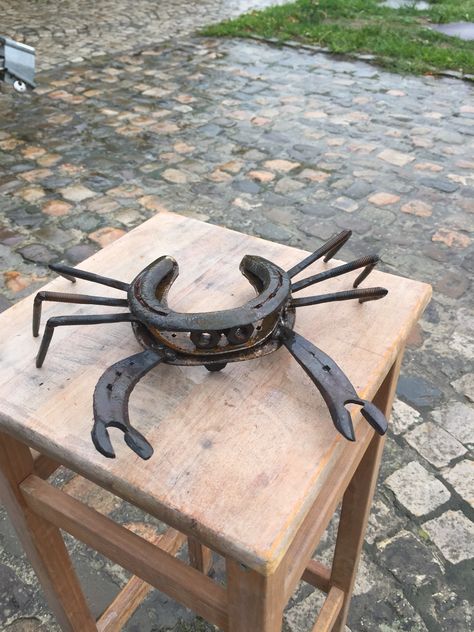 Crab from Metal Scrap Metal Crab, Metal Animals, Horseshoe Crafts Projects, Welding Ideas, Horseshoe Projects, Welding Shop, Horseshoe Crafts, Welding Art Projects, Diy Welding