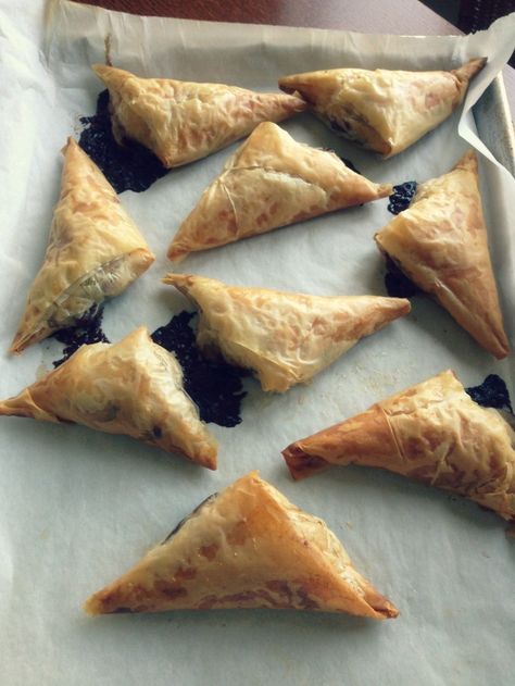 Nutella + Banana Phyllo Pastries | Coley Cooks... Filo Pastry Recipes, Phyllo Dough Recipes, Phyllo Recipes, Nutella Recipes Easy, Banana Nutella, Phyllo Dough, Breakfast Pastries, Nutella Recipes, Delicious Donuts