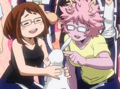 Mina Ashido And Uraraka, My Hero Academia Manga Uraraka, Toga And Ochako Am I Cute, Uraraka Ochako Screencap, Ochako Uraraka Low Quality, Alien Queen, Class 1 A, Ochako Uraraka, Boku No Hero Academia Funny