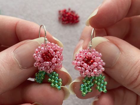 Beaded Rose Pattern Free, Beaded Rose Earrings, Beaded Earring Tutorial, Beaded Earrings Tutorial, Beaded Rose, Handmade Jewelry Business, Beaded Flowers Patterns, Seed Bead Flowers, French Beaded Flowers