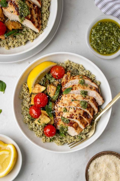 Ready in 30 minutes, this pesto chicken quinoa bowl recipe is quick and easy to make while full of flavor, vegetables, and high in protein. Pesto Chicken Bowl, Pesto Meal Prep, Pesto Chicken Quinoa Bowl, Chicken Quinoa Bowl, Pesto Rice, Chicken Pesto Recipes, Easy Quinoa, Chicken With Italian Seasoning, High Protein Meal Prep