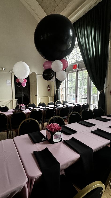 Black And Pink Table Setting, Pink And Black Party Theme, Black And Pink Birthday Theme, Black And Pink Party, Pink Birthday Theme, Pink Table Settings, Sweet Sixteen Birthday Party Ideas, Sweet 16 Themes, Silver Centerpiece