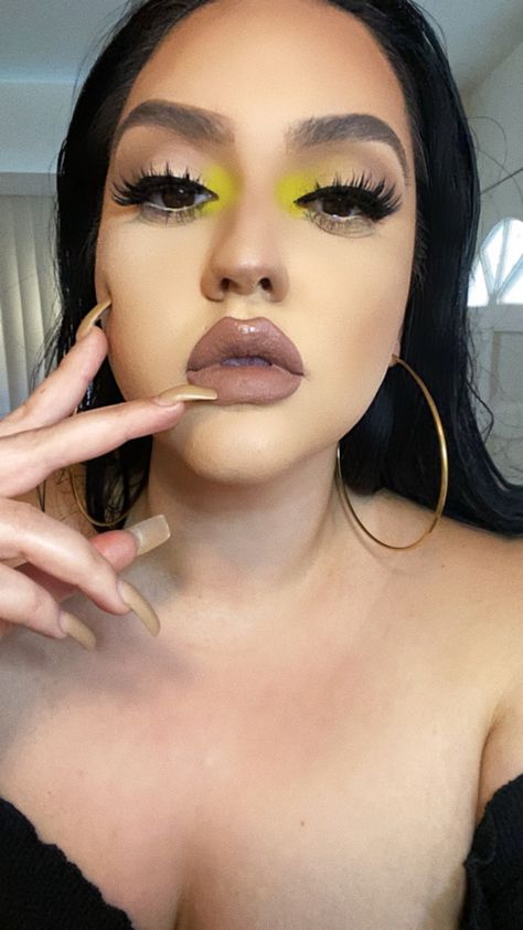 Neon Inner Corner Makeup, Yellow Inner Corner Makeup, Neon Smokey Eye, Inner Corner Color Eyeshadow, Neon Yellow Makeup Looks, Green Inner Corner Makeup, Green Fits Aesthetic, Inner Corner Pop Of Color, Pop Of Color Eyeshadow