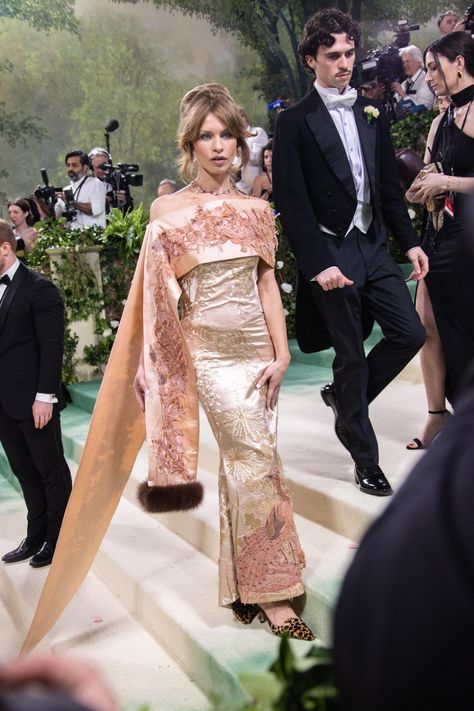 Met Gala 2024 Red Carpet: Photos, Live Updates Red Carpet Photos, Met Gala Red Carpet, The Met Gala, Kristen Bell, Business Fashion, Jennifer Lopez, Kim Kardashian, Red Carpet, Beautiful Dresses