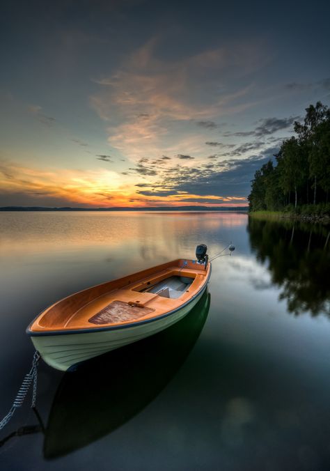 'Orange' boat, sky reflections! In Varmland, Sweden. Cer Nocturn, Wow Photo, Row Boats, Paddle Boat, Old Boats, Boat Art, Lake Pictures, Fotografi Alam Semula Jadi, Row Boat