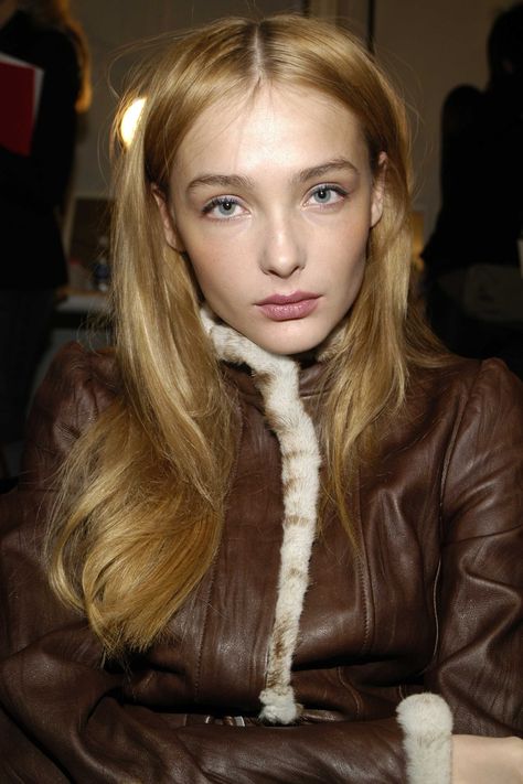 snejana onopka backstage at bill blass f/w 2006 Snejana Onopka, Blonde Hair, A Woman, Blonde, Queen, Tumblr, Hair, White