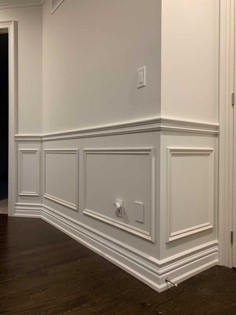 Classic Moulding, Wainscoting Ideas, Installing Wainscoting, Living Room Panelling, Beadboard Wainscoting, Dining Room Wainscoting, Wainscoting Styles, Diy Wainscoting, Wall Paneling Diy