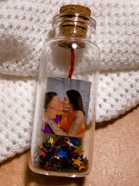 Handmade Gifts For Boyfriend, Birthday Gifts For Boyfriend Diy, Bf Gifts, Scrapbook Gift, Creative Gifts For Boyfriend, Diy Jar Crafts, Diy Bottle Crafts, Boyfriend Diy, Picture Gifts