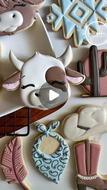 Cow Cookies Decorated, Western Cookies, Cookie Recipes Decorating, Cow Cookies, Cookie Videos, Cake Cookie, Animal Cookies, My Past, Royal Icing Cookies