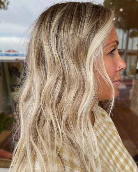 https://www.instagram.com/p/COKkCk5jKBm/?utm_medium=share_sheet Blonde Surfer Hair, Surfer Blonde Hair, Surfer Blonde, Blonde Hair Medium Length, Beach Blonde Hair, Surfer Hair, Beach Blonde, Face Frame, Hair Medium