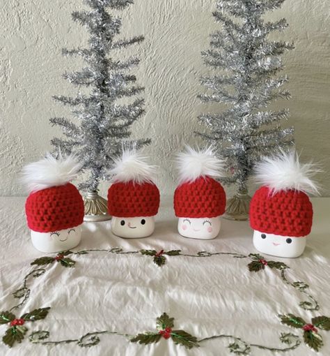 Crochet Ponytail Beanie, Mug Toppers, Marshmallow Mug Hats, Hot Cocoa Mugs, Marshmallow Crafts, Ponytail Hat Crochet, Cute Marshmallows, Hat Patterns Free, Red Mug