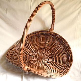 Wire Basket Decor, Basket Garden, White Farmhouse Sink, Log Basket, Gathering Basket, Home Panel, Willow Basket, Hgtv Star, Garden Basket