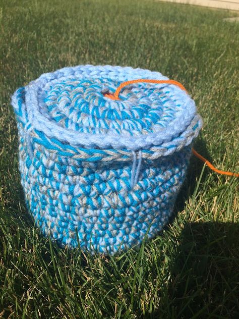 The solution to your ball of yarn rolling all over: The free pattern for a crocheted rolled yarn holder. Crochet Yarn Holder Bag, Yarn Buddy Free Crochet Pattern, Crochet Yarn Buddy, Clay Yarn Holder, Yarn Buddy, Diy Yarn Holder, Crochet Yarn Holder, Crocheting Stitches, Crochet Organizer