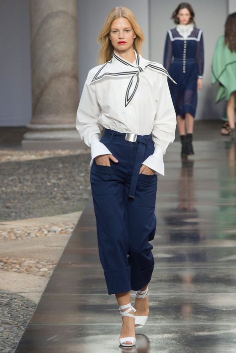 Philosophy di Lorenzo Serafini | Spring 2018 Ready-to-Wear High Fashion Aesthetic, Women White Blouse, Pants Outfit Casual, Sailor Fashion, Lorenzo Serafini, Fashionista Clothes, Milan Fashion Weeks, Vogue Russia, Funky Fashion