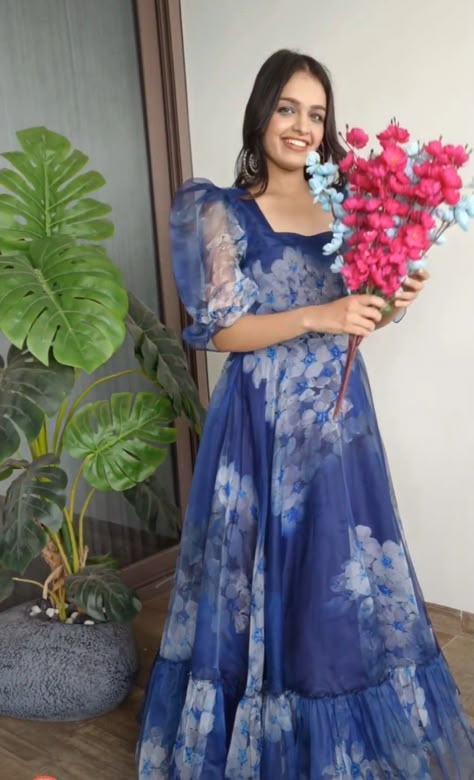 Latest Floral Long Frocks, Ikkat Frocks, Organza Frocks For Women, Organza Frocks, Floral Long Frocks, Frock Designs For Women, Kerala Engagement Dress, Designer Frocks, Frocks For Women