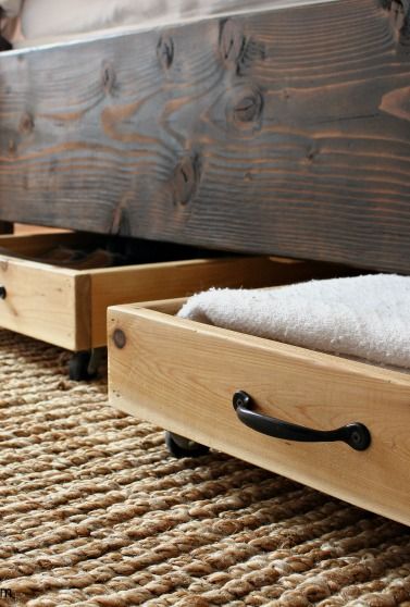 DIY Cedar Underbed Storage Apartment Organization Diy, Under Bed Storage Bins, Garderobe Diy, Diy Storage Bed, Storage Solutions Bedroom, Diy Rangement, Bedroom Organization Storage, Winter Storage, Underbed Storage