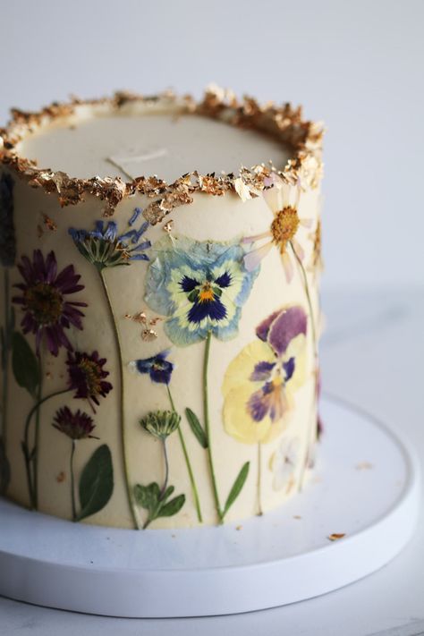 Dry Flowers Cake, Pressed Flower Wedding Cake, Bohemian Birthday Cake, Cakes With Real Flowers, Pentecostal Wedding, Floral Theme Cake, Cottagecore Cake, Gluten Free Wedding Cake, Bohemian Cake