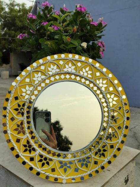 Lippan Art Mirror Wall Hanging Round, Lippan Art Circle Design, Lippan Art Designs Circle, Lippan Art Design Mirror Work Circle, Plate Decorating Ideas, Lipan Art Mirror Work Diy Round, Circle Mirror Decor Ideas, Circle Lippan Art, Lipan Art Mirror Work Diy