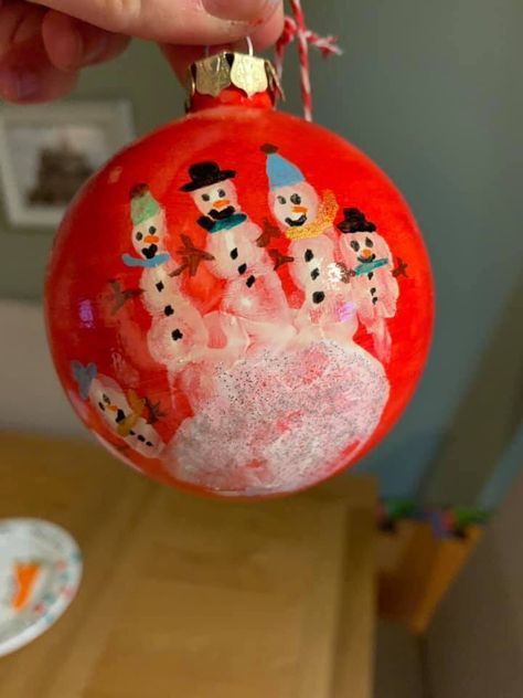 Handprint Christmas Ball Ornaments, Bauble Painting Ideas Kids, Christmas Handprints, Diy Christmas Plate, Preschool Christmas Gifts, Bauble Ideas, Handprint Christmas Tree, Christmas Pottery, Handprint Christmas