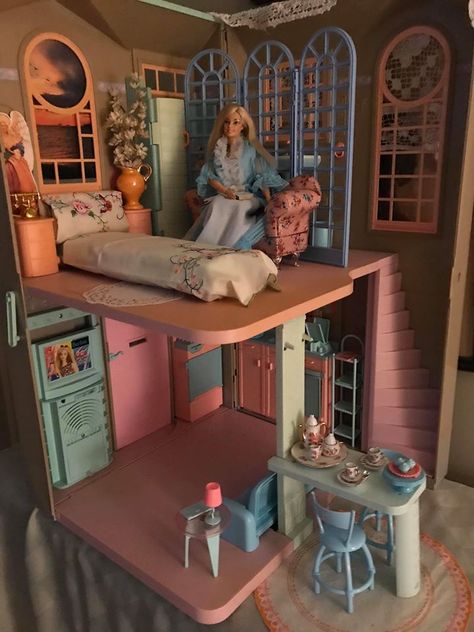 Barbie Life In The Dreamhouse House Bloxburg, Vintage Barbie Dream House, Barbie Doll House Aesthetic, Barbie Dream House Aesthetic, Barbie Townhouse, Big Doll House, Barbie Tattoo, Barbie Houses, Barbie Dollhouse