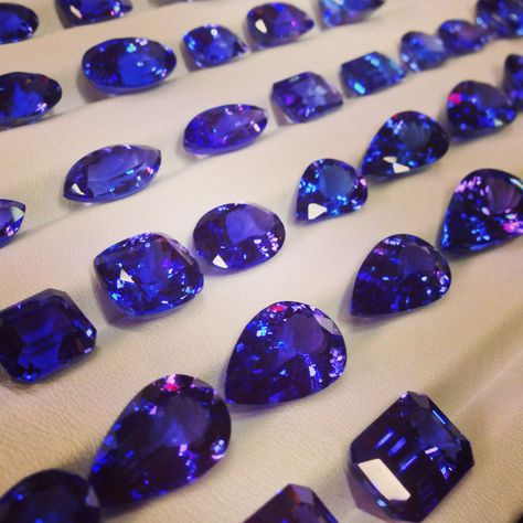 Tanzanites!!!!!!! Kat Florence Jewellery Gem Cave, Calligraphy Flowers, Diamond Bracelet Design, Tanzanite Jewelry, Tanzanite Stone, Crystal Healing Stones, Rare Gems, Natural Tanzanite, Minerals And Gemstones