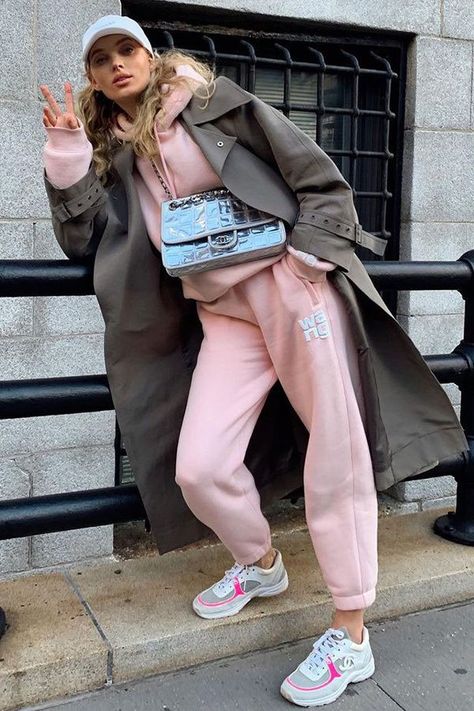 Get a dose of inspiration from the sweet celebrity sweatsuit outfits we've spotted recently, this way you, too, can snuggle up on the couch in style while watching the news (and your favorite hot newscaster).#lookoftheday #fashion #womensfashion #style Pink Sweatpants Outfit, Athlesuire Outfit, Sweatsuit Outfits, Sweatsuit Outfit, Cold Fashion, Pink Trench Coat, Tan Trench Coat, Trench Coat Outfit, Pink Sweatpants