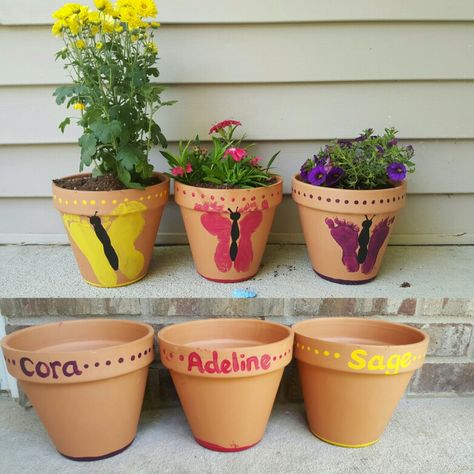 Footprint butterfly flower pot mother's day gift idea or craft for mom or grandma Footprint Butterfly, Craft For Mom, Mothers Day Plants, Mothers Day Poems, Painted Terra Cotta Pots, Diy Flower Pots, Decorated Flower Pots, Pot Ideas, Terracotta Pot