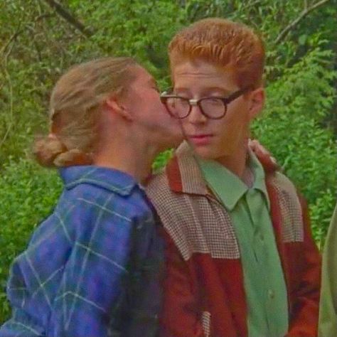 beverly marsh richie tozier kiss it movie 1990 aesthetic indie icon Beverly And Richie, Richie Tozier Funny, Richie Tozier 1990, Richie Toizer, 1990 Aesthetic, Emily Perkins, It Miniseries, Scary Clown Movie, Richie Tozier