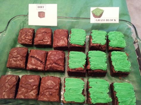 Minecraft Party Desserts, Minecraft Birthday Dessert, Minecraft Charcuterie Board, Minecraft Birthday Party Ideas Games, Minecraft Dessert Ideas, Lego Minecraft Birthday Party, Minecraft Snacks Birthday, Minecraft Brownies, Girls Minecraft Birthday Party