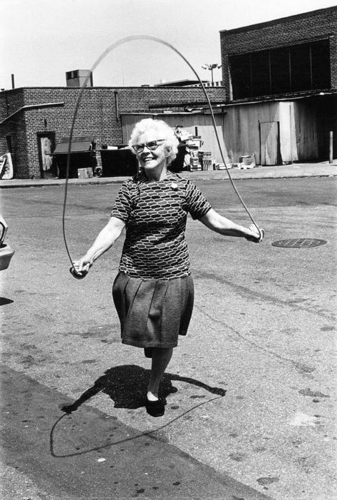 Arlene Gottfried on the Benefits of Wandering - Improvised Life Jump Roping, Photo Yoga, Vintage Foto's, Carlos Castaneda, Photo New York, Chuck Palahniuk, Berenice Abbott, Diane Arbus, Ville New York