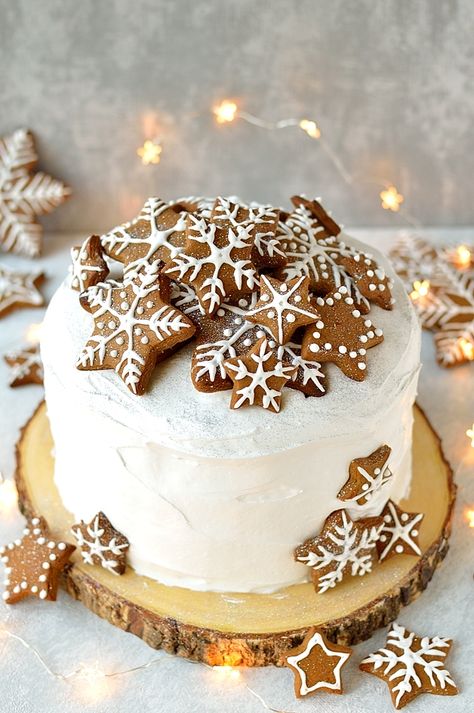 Elegant Christmas Desserts, Jul Kaka, Dessert Design, Christmas Wedding Cakes, Fruit Cake Christmas, Christmas Cake Designs, Torte Cupcake, Elegant Birthday Cakes, Winter Wedding Cake