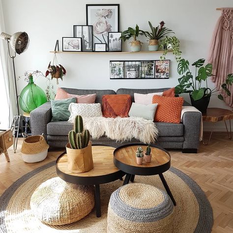 So much colour and life in this room with a creative use of plants, wood and textiles. Full of energy and nature! Bohemian Bedrooms, Spanish Style Home, Interior Plants, Bohemian Interior, Bohemian Bedroom, Affordable Home Decor, Home Room Design, Cozy Living Rooms, Living Room Inspiration