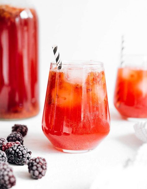 Looking for a fresh new flavor to try on your homemade kombucha? This Blackberry Vanilla Kombucha is like pie in kombucha form, with juicy berries and flavorful vanilla! Playdough Homemade, Blueberry Kombucha, Peach Kombucha, Best Kombucha, Kombucha Flavors, Aperol Spritz Recipe, Kombucha Recipe, Homemade Kombucha, Spritz Recipe