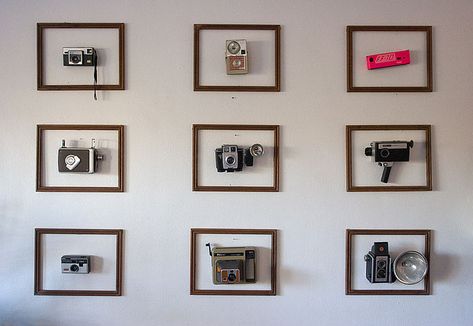 "Not sure what to do with your vintage camera collection [or other collection, for that matter!] that’s sitting around gathering dust? Try displaying them on your wall in frames!" Vintage Camera Decor, Camera Decor, Unique Framing, Photo Deco, Antique Cameras, Cheap Apartment, Camera Art, Old Cameras, Photography Decor