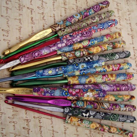 Colotful Polymer Clay Covered Crochet Hooks by cag_crafts, These would be beautiful to work with. Clay Handles, Clay Pens, Crochet Hook Handles, Clay Tips, Crochet Tools, Crochet Needles, Crochet Diy, Polymer Clay Projects, Yarn Projects