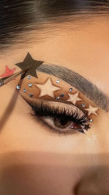 EVY on Instagram: "★starry eyes ★ tutorial Here’s a quick tutorial on how I created this look! The star stickers definitely came through! recreation: pazsykesmua @mavenbeauty Details: maven liquid eyeliner basic beat eyeshadow palette: soft blend, medium blend blush/ cheek powder: Crave #makeupreels #starmakeup #explore #maquillajetutorial" Halloween Eyeshadow Tutorials, Cool Makeup Ideas Creative, Star Sticker Makeup, Starcatcher Makeup, Star Eyeshadow Look, Eye Makeup Art Aesthetic, Stars Makeup Look, Star Makeup Aesthetic, Star Makeup Y2k