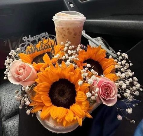 Appreciation Gifts Diy, Gift Tray, Floral Cupcakes, Birthday Bouquet, Starbucks Gift, Sunflower Gifts, Dream Gift, Happy Birthday Gifts, Birthday Gift Ideas