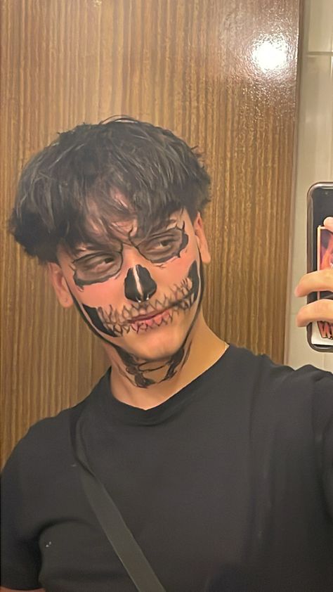 Disfraz Simple, Halloween Makeup Men, Halloween Skeleton Makeup, Spooky Makeup, Halloween Hombre, Skeleton Makeup, Male Makeup, Fantasias Halloween, Halloween Skeletons