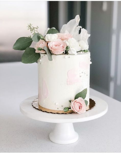 Pretty Small Cakes For Women, Mini Cake With Fresh Flowers, Cakes With Flowers On Top, Fake Flower Cake, Pastel Pink Cake, Single Tier Cake, Buttercream Decorating, Birthday Cake With Flowers, Small Wedding Cakes