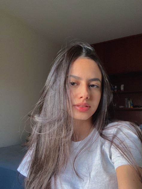 Gabriela Lensk Bare Face Selfie, Naturally Pretty, Couple Wallpaper Relationships, Makeup Clean, Basic Girl, Mode Turban, Selfie Poses Instagram, Bare Face, Clean Makeup