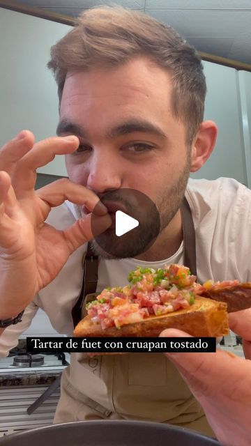 ⚡CARLOS on Instagram: "CRUAPAN 🥐 TOSTADO CON TARTAR DE FUET Receta perfecta para una Merienda, desayuno o apetitivo Sígueme para más recetas 👉 @carlosbernalchef Receta para 2 tostadas Tartar: 🐽 1/2 fuet @casa_tarradellas 🧅1/2 de Figueres 🍅 1/2 tomate azul 🥄 1/2 cuchara de mostaza Dijon 🌶️ Tabasco jalapeño al gusto @tabasco 🧂2 toques de Pimienta negra recién molida 🫒1 chorrito de aceite de oliva 🥐 2 rebanadas de cruapan 🧈 40 gr de mantequilla PD: he utilizado Cebollino para decorar 🌿 Elaboración: 1 - Pelar el fuet y picarlo muy muy pequeñito. 2 - picar la cebolla y el tomate. 3 - condimentar con el resto de ingredientes. 4- tostar las rebanadas de cruapan en mantequilla 5-último paso : montar el tartar sobre el pan crujiente, y decorar con cebollino Si Te ha gu Cooking Dinner, Dijon, Food Pictures, Italian Recipes, Food Art, Food Lover, Food Blogger, Food Blog, Chef