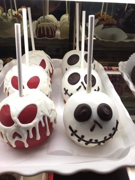 Disneyland Halloween treats Halloween Aesthetic Food, Disneyland Halloween Aesthetic, Easy Halloween Snacks, Holiday Movie Night, Gourmet Apples, Home Bakery Business, Spooky Christmas, Spooky Food, Halloween Food Treats