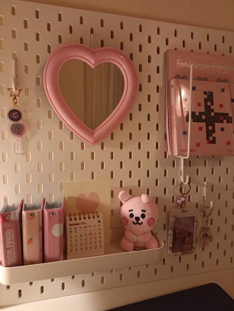 Pegboard Inspo Kpop, Bedroom Kpop Aesthetic, Kpop Aesthetic Desk, Peg Board Kpop, Kpop Pegboard Ideas, Peg Board Aesthetic, Pegboard Ideas Aesthetic, Aesthetic Pegboard, Pegboard Aesthetic