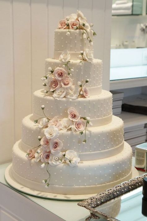 So delicate and pretty Wedding Cakes Elegant Simple, Color Spotlight, Cakes Elegant, Vintage Pasta, Wedding Cakes Elegant, French Gray, Romantic Wedding Cake, Light Ideas, Amazing Wedding Cakes